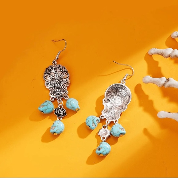 NWT SKULL EARRINGS - Picture 4 of 5